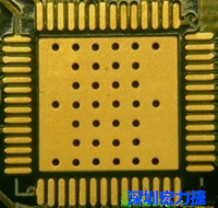 這是最不好的通孔設(shè)計，貫穿通孔直接擺放于QFN的接地散熱墊上，制造上無法確保其錫量，也就無法確保焊接良好。