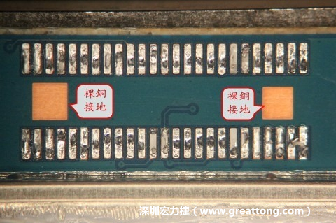把板對板連接器全部移除，發(fā)現(xiàn)其下方板子共有兩個裸銅的方形設計。