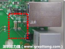 有人認(rèn)為電容旁邊已經(jīng)有螺絲將電路板固定于機(jī)殼上了，不應(yīng)該發(fā)生電路板彎曲的現(xiàn)象才對(duì)。