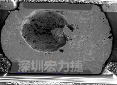 錫球氣泡大到足以影響到焊接的品質(zhì)，下圖是錫球切片后的剖面，可以很明顯看到氣泡已經(jīng)有錫球的 1/3 大了