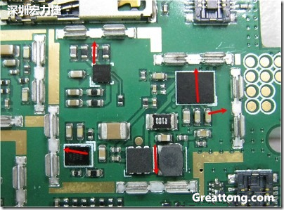 圖中顯示一塊電路板使用這種屏蔽夾(shielding clip)的實例?；旧衔覀冊趶澖堑牡胤蕉荚O計擺放了一個屏蔽夾，這樣可以讓作業(yè)員比較方便安裝屏蔽罩(shielding can)時的對位準確。然后在其他沒有屏蔽夾的地方也設計了一些接地的布線，一來可以稍微提升屏蔽罩的電磁隔絕能力，另一方面也可以為屏蔽夾無效時，馬上可以更改為屏蔽框，而無需要重新設計電路板。