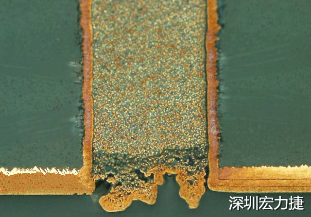 PCB設計之導電孔塞孔工藝 導電孔Via hole又名導通孔，為了達到客戶要求，導通孔必須塞孔，經(jīng)過大量的實踐，改變傳統(tǒng)的鋁片塞孔工藝，用白網(wǎng)完成板面阻焊與塞孔。生產(chǎn)穩(wěn)定，質(zhì)量可靠。