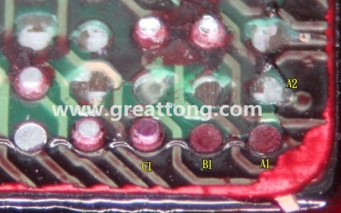 下圖是紅墨水測試后將PCB板子拿回來側(cè)一個角度拍攝的照片，就可以很清楚的看到錫球黏在PCB端，或不在PCB端。