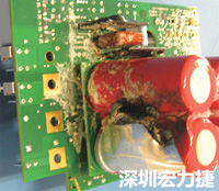 元件選擇不當(dāng)導(dǎo)致大量電流或電壓流經(jīng)電路，將會發(fā)生像這個燒融電容器的損壞情形。