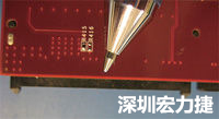 連接器邊緣稍突出于電路板的邊緣。
