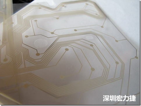 下面第二個圖則是另一片也有著按鍵線路的PTF，當(dāng)上、下兩面PTF的按鍵結(jié)點(diǎn)互相接觸后就可以計算出是哪個按鍵被按下了。可是當(dāng)按鍵沒有按下時，上下兩片PTF的線路則是分開的，所以上圖那片PTF的線路上面其實(shí)還另外覆蓋了另一層透明的PET作為絕緣層，只露出了需要在鍵盤按下時才會碰觸的接觸點(diǎn)，因為這些材質(zhì)使用的都是Polymer，所以才撐這樣的技術(shù)為Polydome(聚合簧片)。