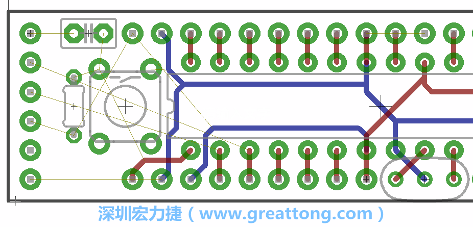 到目前為止，你應(yīng)該只剩下四個(gè)部分還未進(jìn)行布線，10K重置上拉電阻器、重置電容和1×6的序列排針。