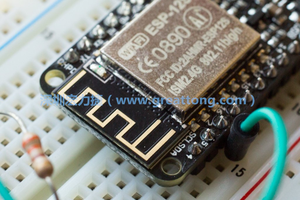 Adafruit Feather板上的無線電天線。