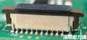 一開始的 connector 把 塑膠蓋子(cap) 塞到了 connector 的接觸彈片內(nèi)側(cè)。