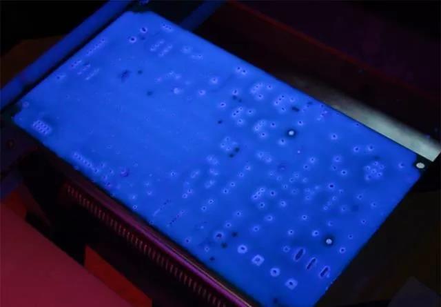 經(jīng)過涂覆工藝后的PCB，在紫光燈下的拍攝效果，原來coating也可以這么美！