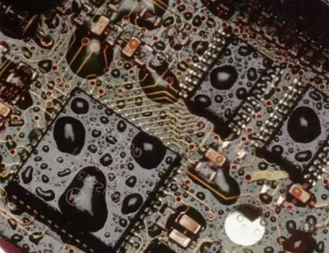 經(jīng)過涂覆工藝后的PCB，在表面形成透明的保護(hù)膜，能有效防止水珠和潮氣侵入，避免漏電和短路。