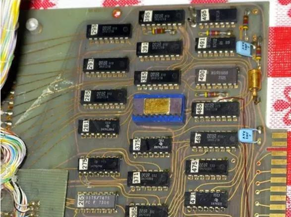 1972年開(kāi)發(fā)的一塊基于Intel 8008的計(jì)算機(jī)中的印刷電路板。(資源來(lái)源：DigiBarn計(jì)算機(jī)博物館)